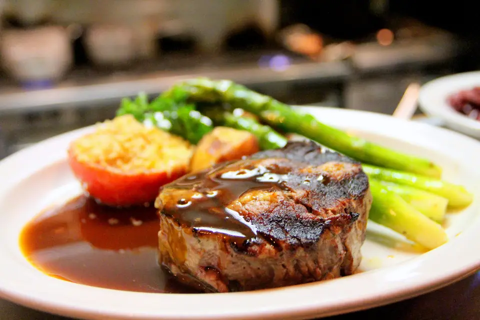 Seared steak with asparagus and sauce
